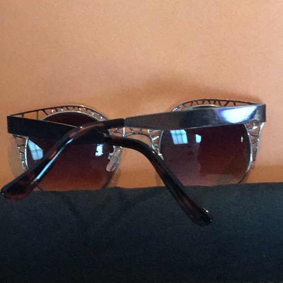 😎NWOT Just Way Too Trendy “ Cat Style Frame” Sunglasses Closet Must Have 😎 - Picture 2 of 7